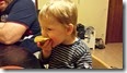 Mein kleiner Sohn genießt sein Saatenbrötchen / Körnerbrötchen 