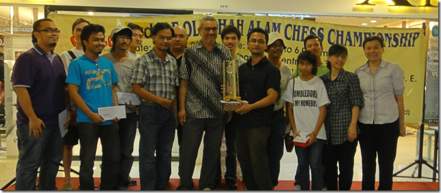 IM Mas Hafizulhelmi with chess organisers and other chess winners of 3rd Ole-Ole Tournament 2011