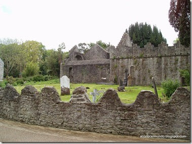 Costa norte de Dublin. Malahide. Ruinas en el recinto del Castillo - P5101115