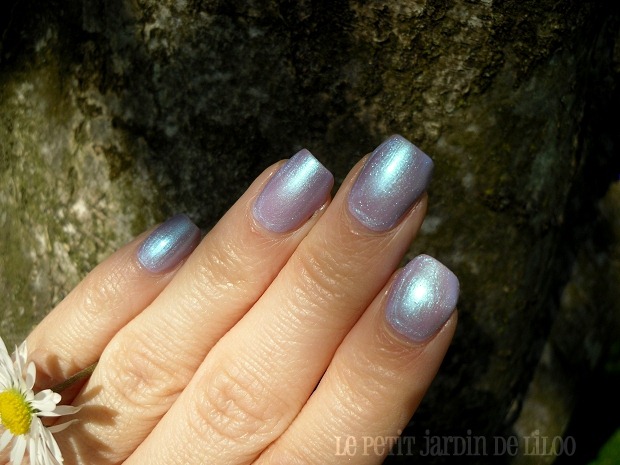 03-essence-holographics-gagalectric-nail-polish-review-swatch