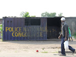 Un poste de la police pillé le 9/12/2011 au quartier Petro-Congo à Kinshasa-Masina. Radio Okapi/ Ph. John Bompengo