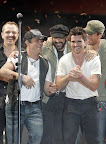 De izquierda a derecha, los artistas Miguel Bosé, Alejandro Sanz, Juan Luis Guerra, Juanes y Enrique Iglesias en el concierto "Un canto de esperanza por Haití" en Santo Domingo (R. Dominicana)