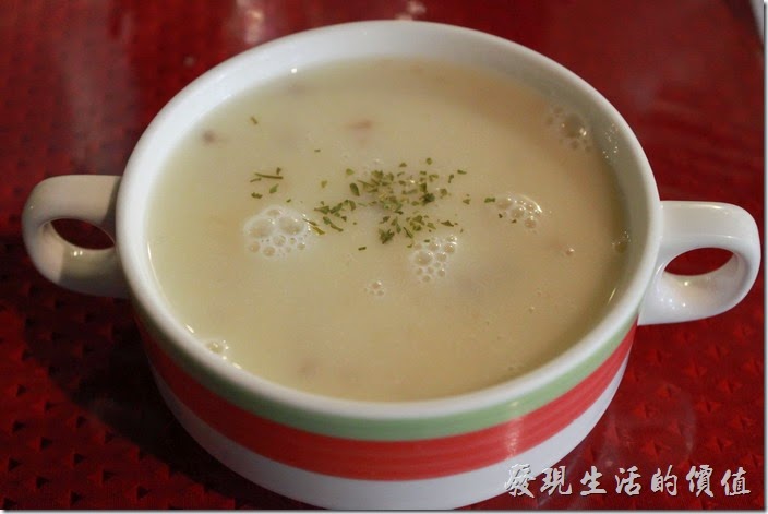台南-栗子咖啡。這是早午餐D套餐的當日例湯，這個是玉米濃湯。 