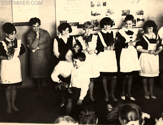 800px-The_last_bell_at_school_USSR_circa_1970