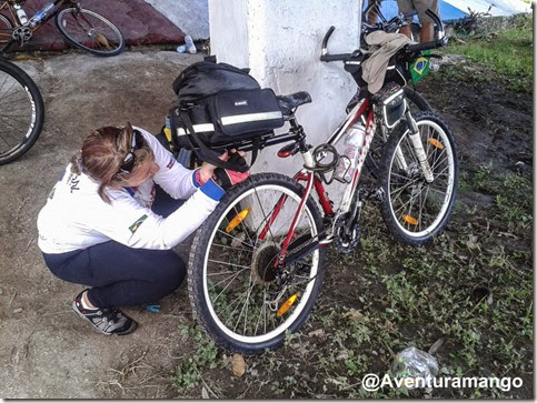 Cláudia faz os ajustes na bike