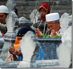yasinan di depan kuburan yasinan di depan kuburan