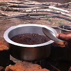 Aufkochen der gestampften Kaffeebohnen © Foto: Doreen Schütze | Outback Africa