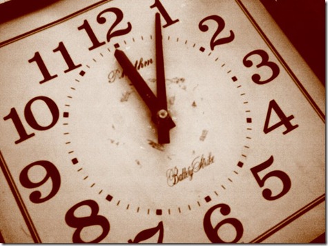 بعدسة موبايلى صوره لساعة الحائط Pendulum clock بعدسة موبايلى صوره لساعة الحائط Pendulum clock