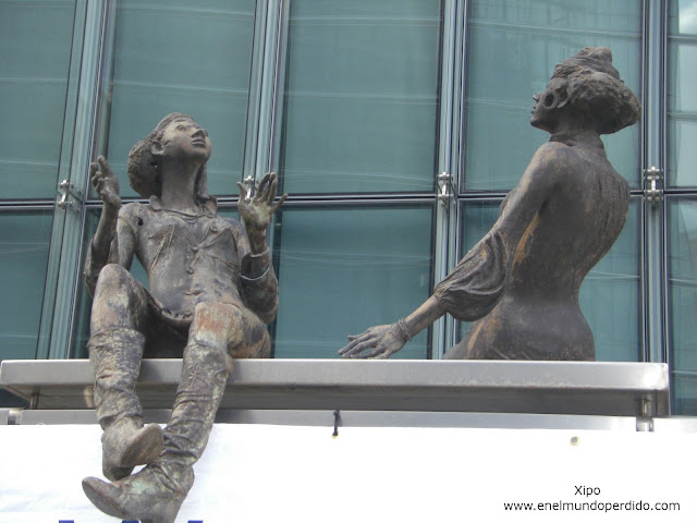 estatuas-andamio-rue-de-la-loi-bruselas.JPG