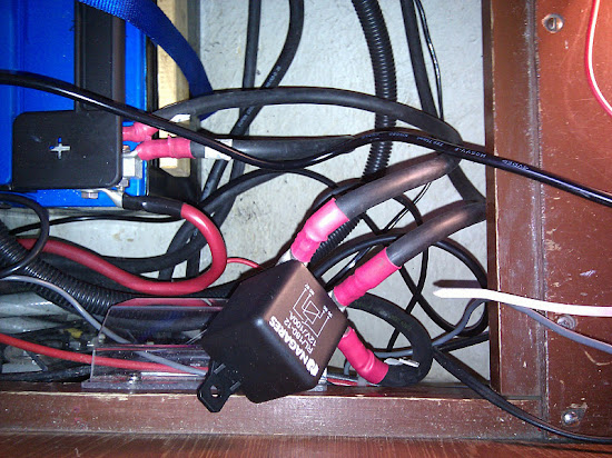 Laddningsregulatorn har byts ut mot ett relä. Vi slipper spänningsfall på 0,7V och då blir det bättre laddning av batterierna.