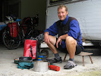 Koken onder een afdak op een boeren camping