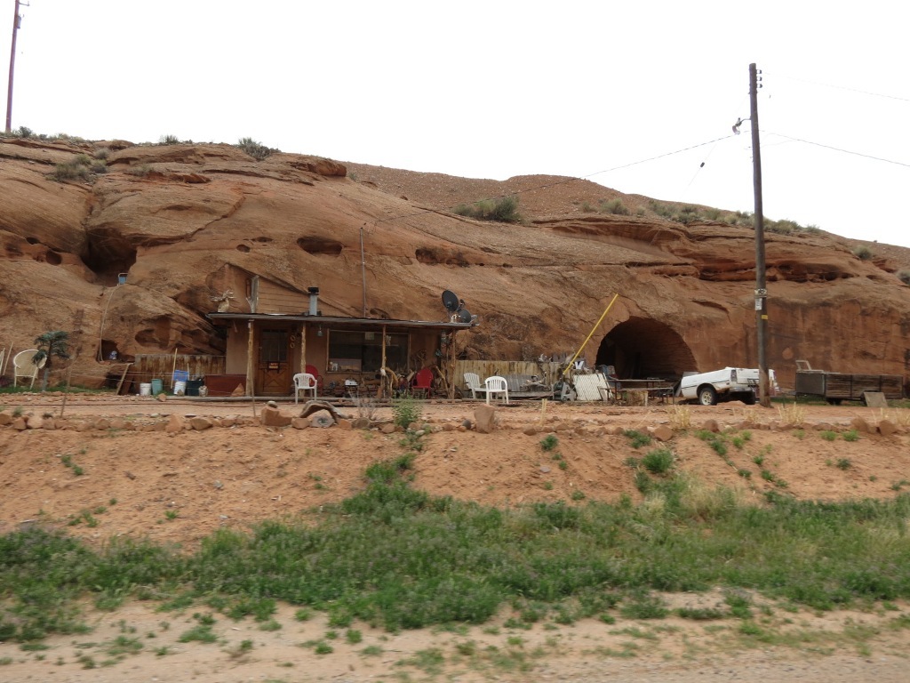 [moab_kane_creek_blvd_holes_in_rock3.jpg]