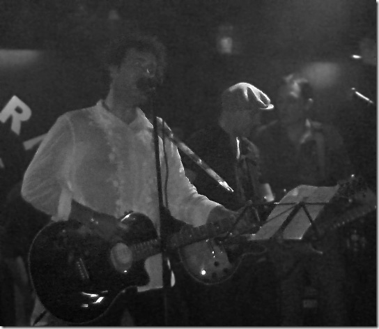 Momento Corazones. Juan Aguirre y Gonzalo Alonso en el Homenaje a Guillermo Martín (Sala The Cavern, Zaragoza, 25-09-07). Detalle, B/N
