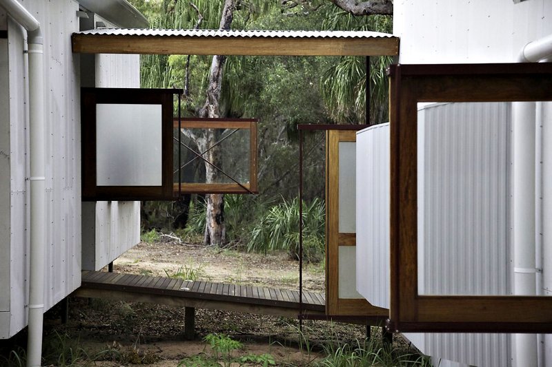 elegans_nyaralo_egy_csoben_fantasztikus_ablakkal_drew_house_simon_laws_anthill_constructions_12.jpg