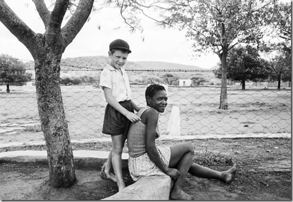 David Goldblatt - A farmer’s son with his nursemaid, Heimweeberg, Nietverdiend, 1964