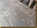 Papan meja ada sedikit sulaman kayu Papan meja ada sedikit sulaman kayu