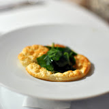 Biscuit soufflé au cumin relevé de vinaigre liqueur, livèche et persil simple.
OK. Un peu lourdingue à ce moment du repas.