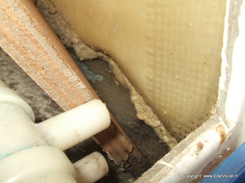 Mousse sous le bloc cuisine (sous le feu à cardan)