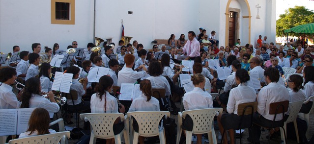 [festas%25202012%2520-%2520concerto%2520banda%2520topo%25202%255B5%255D.jpg]