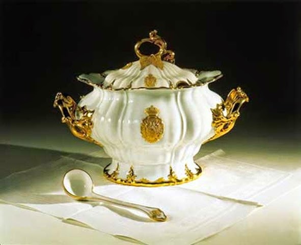 Pieza del servicio que usaba la Emperatriz diariamente en Schönbrunn, decorada con algunos motivos vegetales Pieza del servicio que usaba la Emperatriz diariamente en Schönbrunn, decorada con algunos motivos vegetales