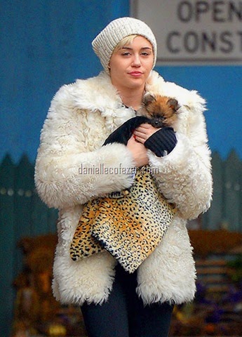 [Miley%2520Cyrus%2520and%2520her%2520dog%255B10%255D.jpg]