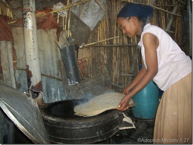 MK-0011 - Seada baking injera