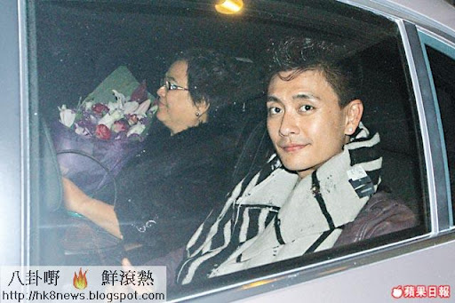 黃媽媽手上的鮮花估計是準新抱杏兒所送。