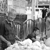 Shanghai - Marché poisson - Le vieux marchand N&amp;b