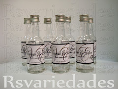 Garrafinha personalizada
    : R$ 3,50 - personalizada cheia  / cento: R$330,00.
    : R$ 2,50 - personalizada vazia / cento: R$230,00.
    : min. 40 unids para ambas as opções.
    : Medidas= 11,5x3,5 cm.
    : Capacidade= 55ml.
    : Opcional lacinho de cetim no gargalo: R$ 0,50 unid.
    : Devido a periculosidade, somente comercializamos a garrafinha vazia para envios via Correios.
    : As garrafinhas possuem tampa de rosca o que possibilita o preenchimento do conteúdo após o recebimento da encomenda.