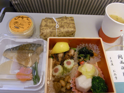 往路JALの機内食。お弁当形でした。さすが美味しいねー。機内食にお金かけていらん、と思いつつ、美味しく完食。
