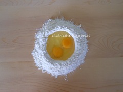 lcdr uova nella fontana di farina sul tagliere lcdr uova nella fontana di farina sul tagliere