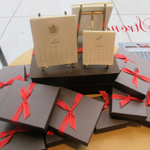 I love the crisp, elegant packaging on these boxes. Calendar cards would make great gifts–the holiday season is upon us!