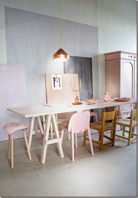 eetkamer-tafel-stoelen-roze-koper-hanglamp