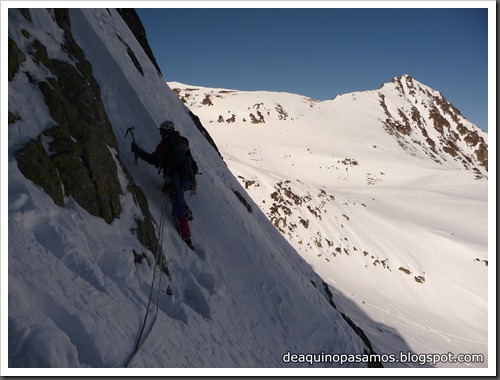 Corredor Nit de Carnestoltes 200m MD 80º IV (Puntes de la Vinyola 2752m, Puymorens) (Omar) 0922