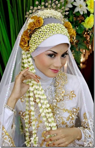 a jilbab saat pengantin di pelaminan