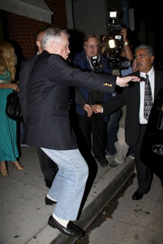 [celebrities-falling-down-26%255B2%255D.jpg]