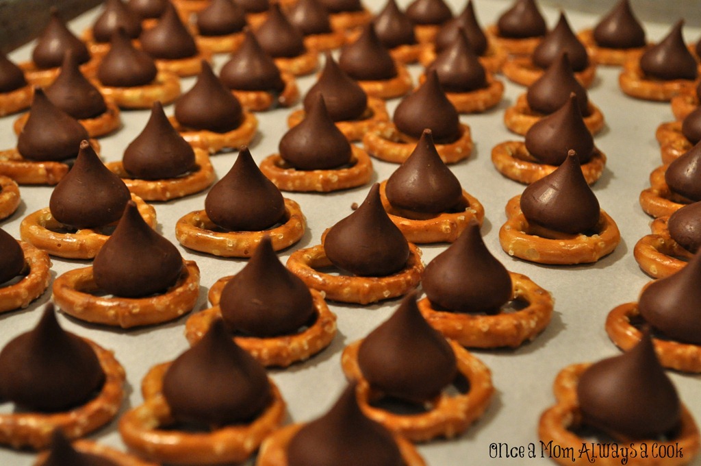 [M%2526M%2520Kissed%2520Pretzels%255B5%255D.jpg]