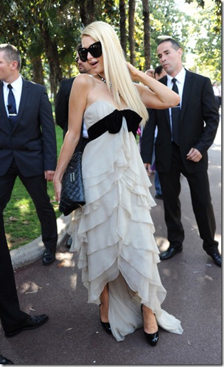 Paris Hilton seen posing famous photographer v8hj8UDysenl Paris Hilton seen posing famous photographer v8hj8UDysenl