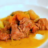 Axoa.
Une version plus proche du pot-au-feu que de laxoa basque dans sa structure, mais dont on retrouve les saveurs traditionnelles, très marquées par le piment dEspelette.
Si dhabitude je ne suis pas un grand amateur de ce condiment, son empoi est ici très convaincant.