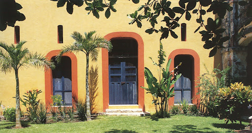 Refreshing color and exotic plants decorate the exterior of Casa Neuva. Refreshing color and exotic plants decorate the exterior of Casa Neuva.