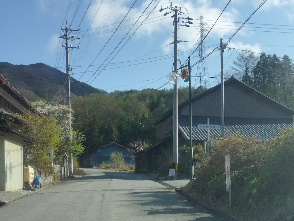 平谷の大滝は右へ