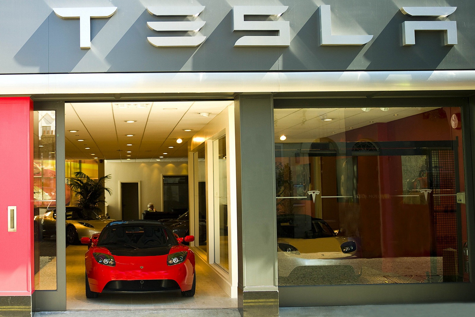 [Tesla-Dealership-2%255B3%255D.jpg]