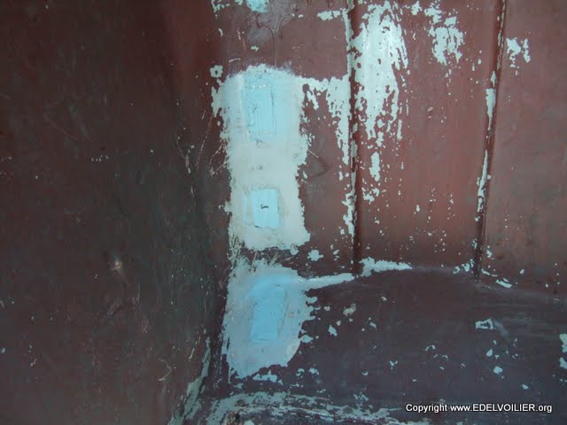 Afin de renforcer le tout et égaliser la parois on applique du mastic epoxy.