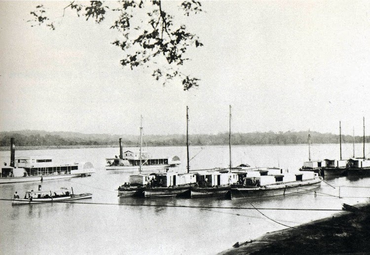 El ANTONIO LOPEZ y el PEDRITO junto a gabarras de la Compañía, en la desembocadura del Río Grande de Cagayan. Foto del libro LA COMPAÑÍA GENERAL DE TABACOS DE FILIPINAS, 1881-1981.jpg