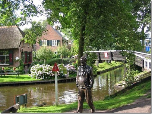 a_dutch_village_only_accessible_by_boat_640_32