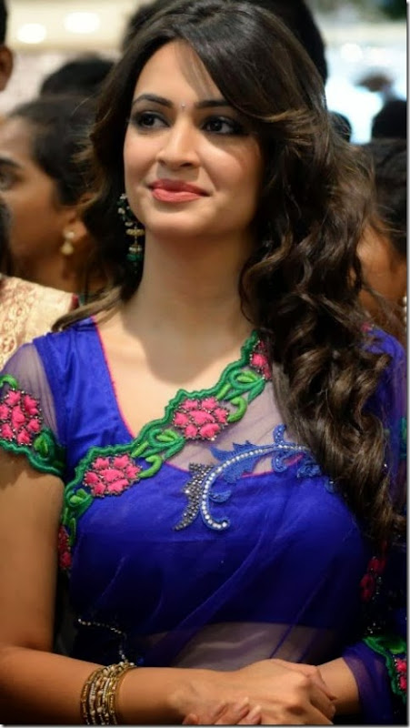 Actress Kriti Kharbanda launches Kalamandir Showroom at Kakinada Photos