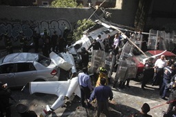 MÉXICO, D.F., 21OCTUBRE2011.- Un helicoptero del Estado de México se desplomo atras de los Viveros de Coyoacán. Entre las personas que viajaban se encontraba el Secretario de Desarrollo Metropolitano quien resultó lesionado, dos personas más perdieron la vida en el accidente. Elementos antimotinesmantienen resguardado la zona para que peritos realizen los peritajes correspondientes.
FOTO: SAÚL LÓPEZ/CUARTOSCURO.COM