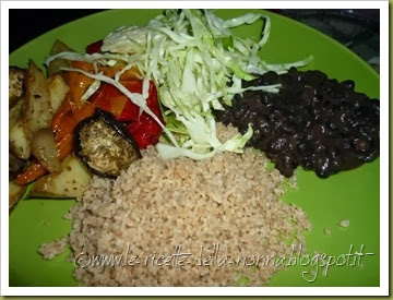 Cuscus integrale di farro con verdure miste al forno, insalata di cavolo cappuccio e fagioli neri piccanti (13)