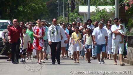 Le début de la marche silencieuse. Au centre, Joseph Teve KAIHA (chemise blanche, pantalon noir), le Maire de UA POU. Aux 2 extrémités, Nico (à G) Mautai (à Dte) deux des organisateurs de la "manif". 20111101094922(1)
