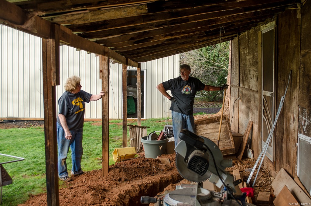 [Dan%2520helping%2520Mo%2520with%2520the%2520electricity%2520%25282%2520of%252016%2529%255B2%255D.jpg]